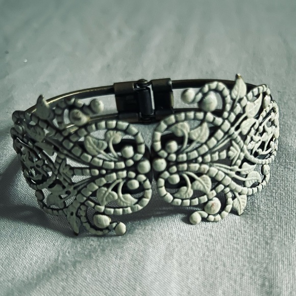 Oxidized cuff bracelet with stunning off-white detailing - Picture 2 of 5